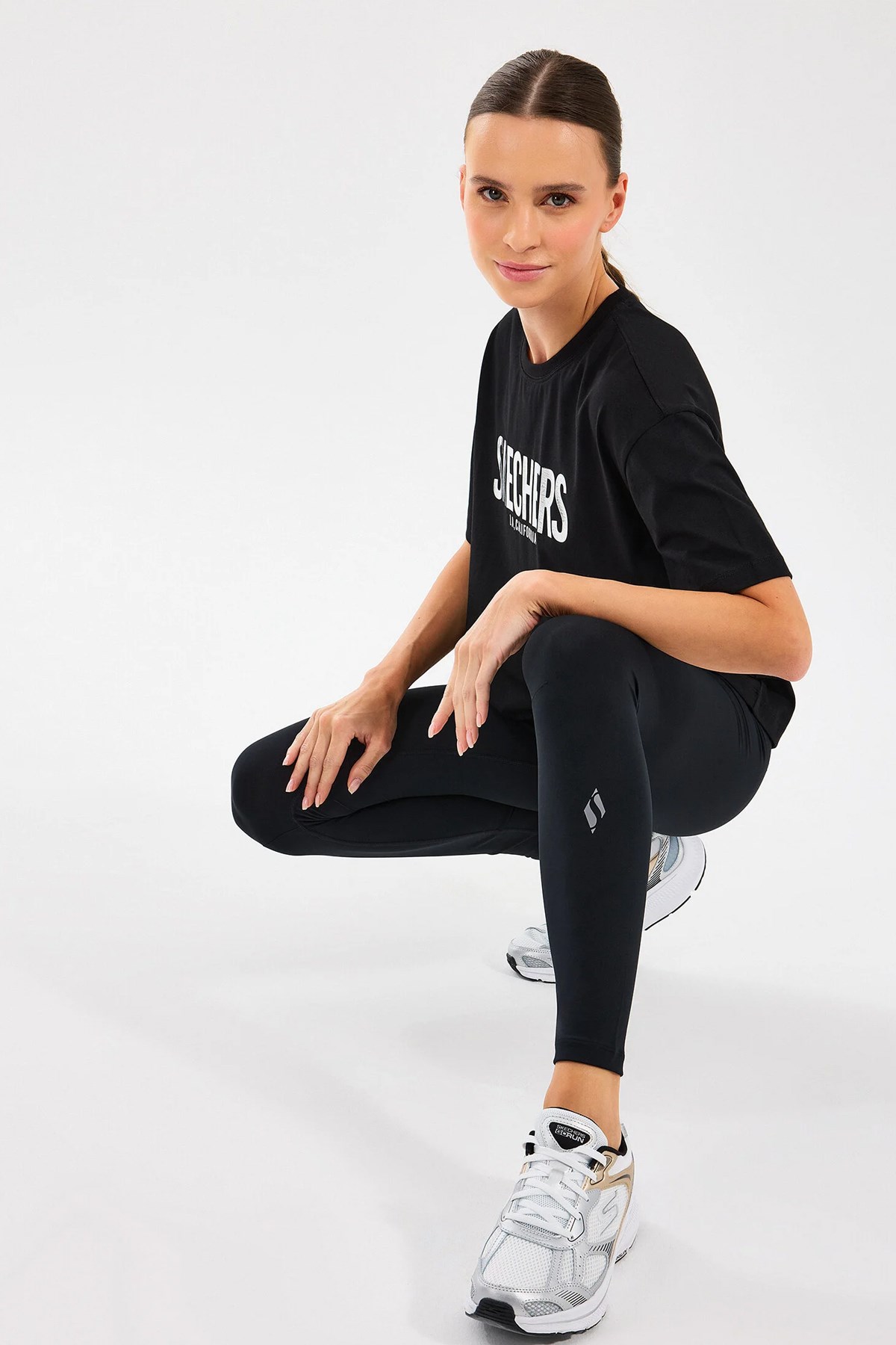 Skechers Loose Fit Kadın Tişört S2510131-001 Siyah